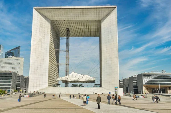 Paris, Fransa 'da güzel mimarisi olan modern binaların manzarası.