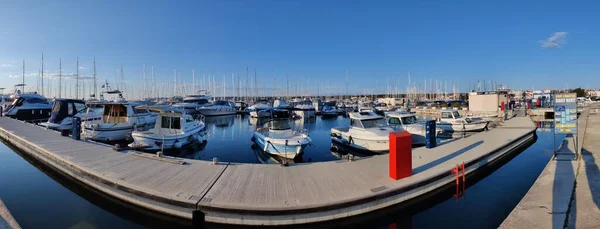 両側にボートと古い狭い木製の港のパノラマビュー — ストック写真