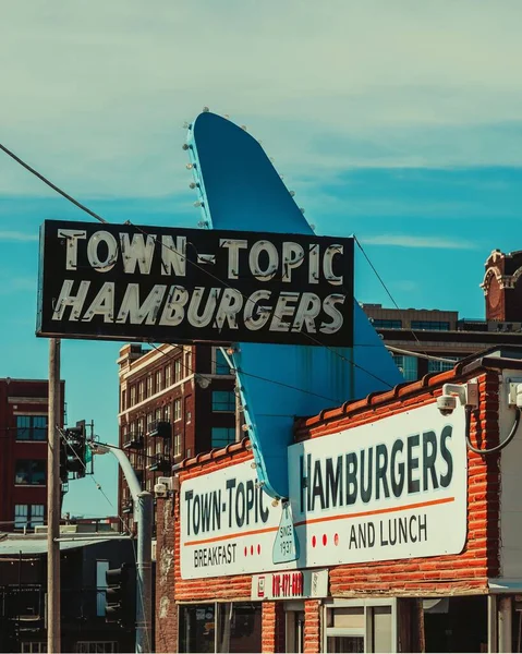 Közelkép Town Topic Hamburgerek Étterem Tábla — Stock Fotó