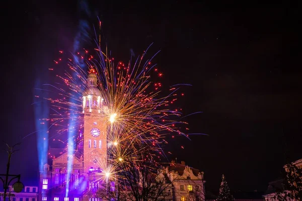 Fogos Artifício Belos Festivos Ano Novo Sobre Prefeitura Prostejov Noite — Fotografia de Stock