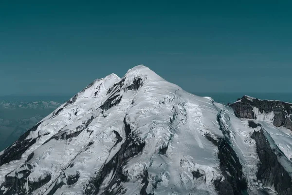 Μια Γραφική Εικόνα Της Χιονισμένης Κορυφής Ενάντια Στον Γαλάζιο Ουρανό — Φωτογραφία Αρχείου