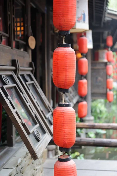 Tiro Vertical Lanternas Seda Japonesas Vermelhas Penduradas — Fotografia de Stock