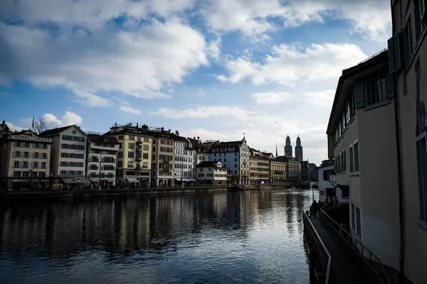 瑞士苏黎世市一座横跨水面的历史建筑的美丽照片 — 图库照片