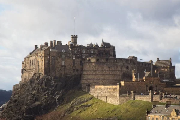 Экстерьер Средневекового Эдинбургского Замка Туристы Посещающие Исторический Форт — стоковое фото