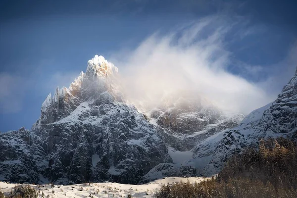 Uno Scenario Incredibile Alte Montagne Innevate Coperte Nebbia Una Giornata — Foto Stock