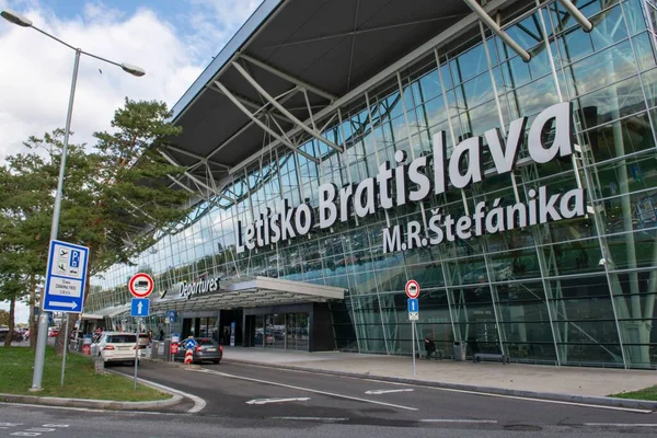 Uma Fachada Construção Terminal Aeroporto Bratislava — Fotografia de Stock
