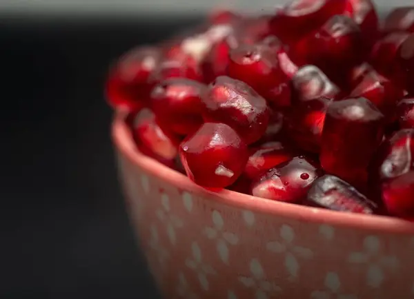 Macro Shot Bowl Full Red Pomegranate Juicy Seeds Black Background — Stock Photo, Image