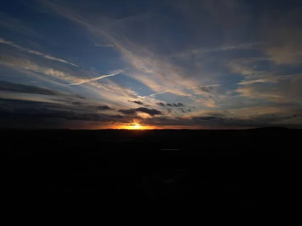 Solnedgångens Gyllene Ljus Och Den Blå Himlen Över Ett Land — Stockfoto