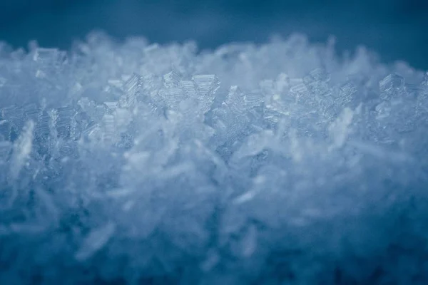 氷の青い結晶のクローズアップショット — ストック写真