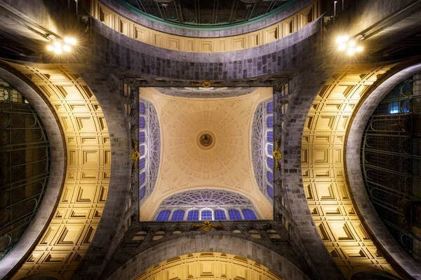 ベルギーの内部からアントワープ中央駅の天井の垂直低角度ショット — ストック写真