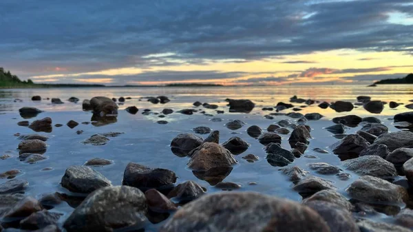 岩の多い海岸線での日の出の絵のような景色 — ストック写真
