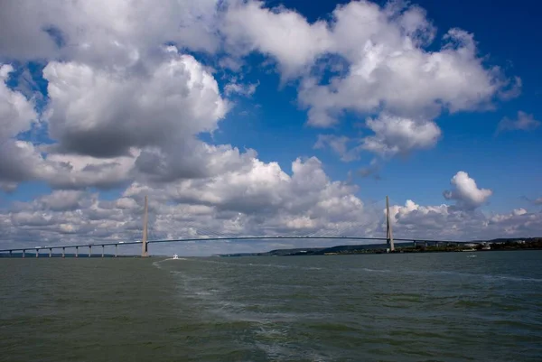 Puente Normandía Sobre Mar Contra Cielo Azul Nublado —  Fotos de Stock