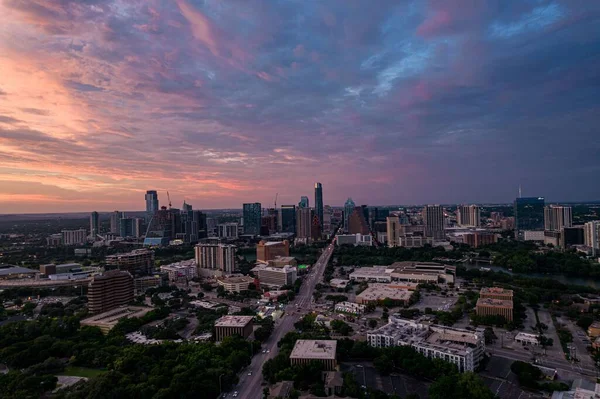 Teksas Alacakaranlıkta Bulutlu Gökyüzünün Altında Austin Şehrinin Insansız Hava Aracı — Stok fotoğraf