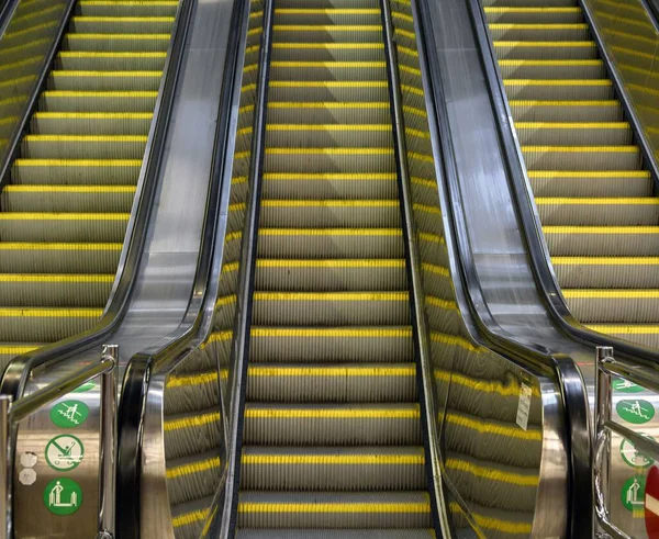 Angle Bas Une Vue Escalator Avec Escalier Jaune Trois Lignes — Photo