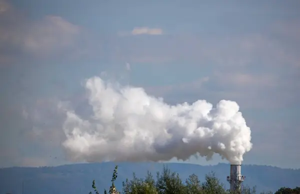 Une Vue Panoramique Fumée Blanche Qui Sort Une Cheminée Industrielle — Photo