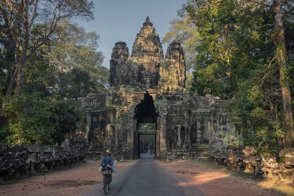 Ciclista Bicicletta Vicino All Angkor Wat Siem Riem Cambogia — Foto Stock