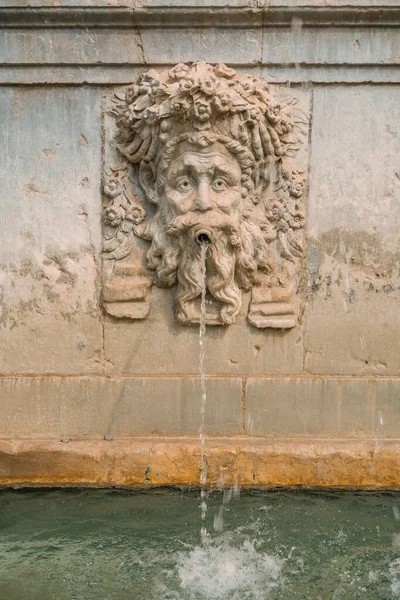 西班牙格拉纳达Alhambra宫的喷泉 — 图库照片