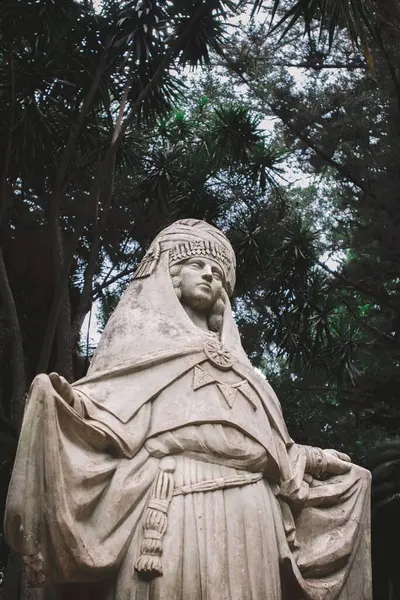 Uma Bela Vista Uma Estátua Mulher Com Folhas Árvore Fundo — Fotografia de Stock