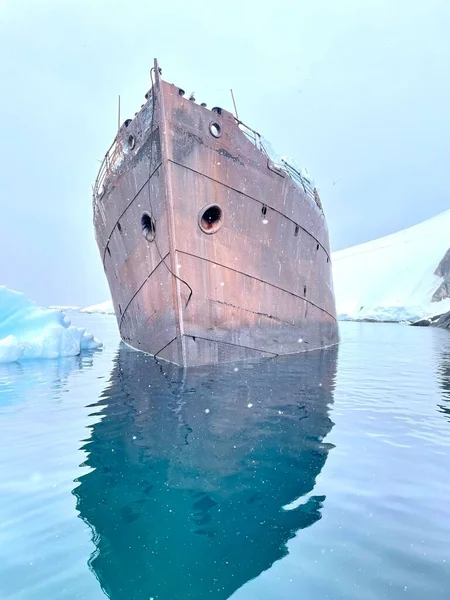 Enkaz Altındaki Vali Gemisinin Deniz Yüzeyindeki Dikey Görüntüsü — Stok fotoğraf