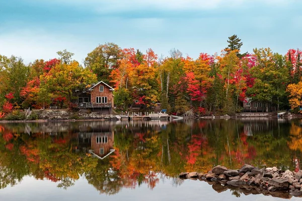 Die Reflexion Eines Grünen Waldes Herbstfarben Herbstlaub Und Einem Holzhaus — Stockfoto