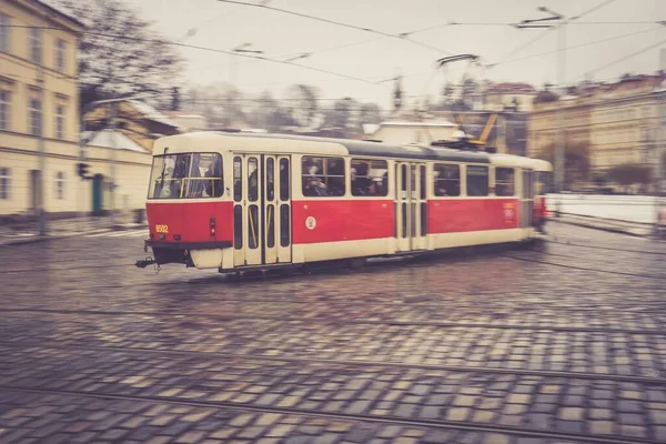 Een Prachtig Uitzicht Een Tsjechisch Tram Beweging Bij Koud Weer — Stockfoto