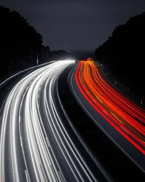長い露出灯で夜の高速道路の垂直ショット — ストック写真