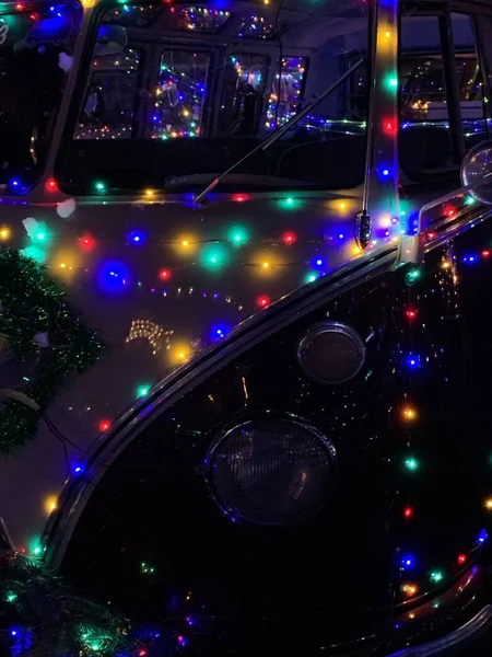 Вертикальный Снимок Фургонов Покрытых Светлыми Гирляндами Рождественском Параде Оберхаузене Германия — стоковое фото