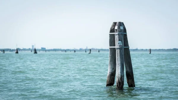 Traditionell Scen Venedig Italien Visar Stolpar Trä Omgivna Vatten — Stockfoto