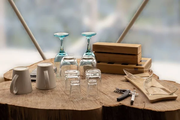 Egy Nagy Látószögű Közelkép Különböző Típusú Poharakról Egy Asztalon Bornyitóval — Stock Fotó