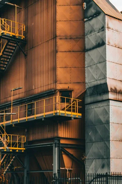 Вертикальный Снимок Части Конструкции Ржавыми Оранжевыми Серыми Стенами Лестницами Днем — стоковое фото