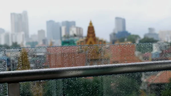 金属栏杆和被雨滴覆盖的玻璃的选择性聚焦镜头 — 图库照片