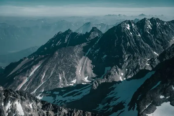Eine Malerische Aufnahme Der Schneebedeckten Gipfel Gegen Den Blauen Himmel — Stockfoto
