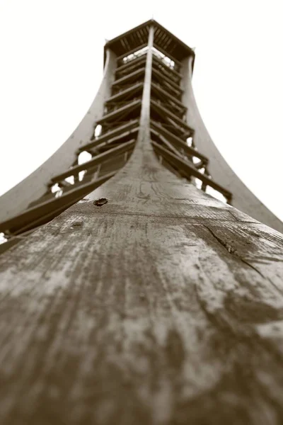 Tiro Vertical Uma Ponte Com Terreno Panificação Branco — Fotografia de Stock