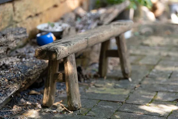 庭の古い小さなベンチ — ストック写真