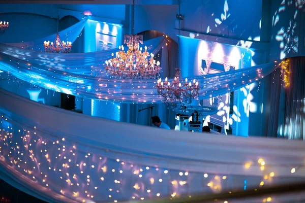 Wysoki Kąt Ujęcia Dekorowane Miejsce Ślubu Światłami Żyrandolami — Zdjęcie stockowe
