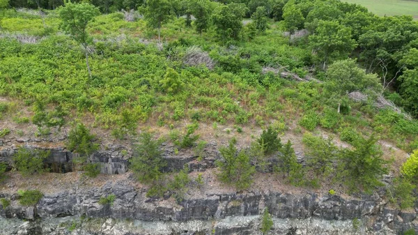 Drone Verde Una Collina Rocciosa Vicino Lago Ozarks Negli Stati — Foto Stock
