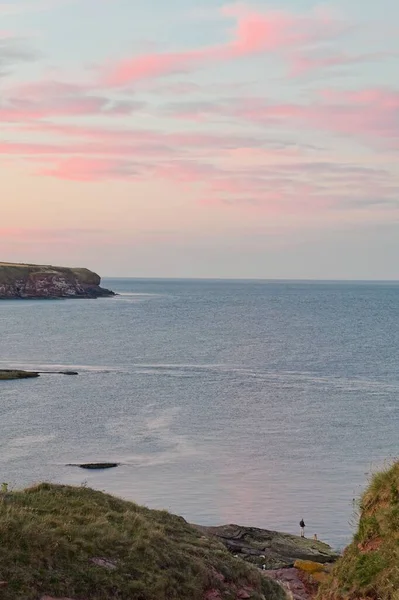 Прекрасний Краєвид Затоки Карлінґеґ Поблизу Арброат Шотландія Під Розкішним Небом — стокове фото