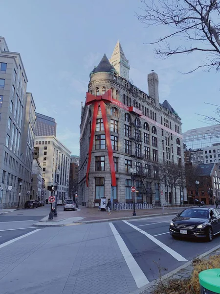 ボストン港近くの休日の装飾が施された建物の垂直ショット — ストック写真