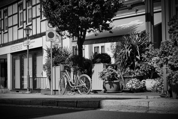 Uma Bicicleta Retro Rua Heilbad Heiligenstadt Alemanha Escala Cinza — Fotografia de Stock