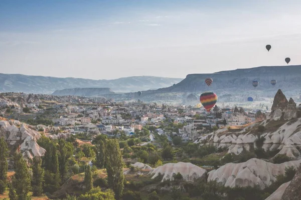 Krásný Záběr Horkovzdušných Balónů Nad Krajinou Oblasti Cappadocia Turecku — Stock fotografie