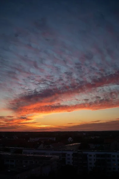 Vertikální Záběr Krásného Západu Slunce Obzoru Panorama Města — Stock fotografie