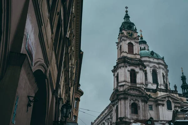 捷克布拉格圣尼古拉斯教堂的美丽景色 — 图库照片
