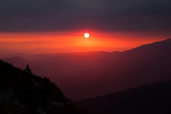 Färgerna Den Livliga Solnedgången Och Solen Himlen Lyser Upp Området — Stockfoto