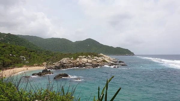 Una Costa Rocosa Colinas Costeras Frente Mar Parque Nacional Tayrona —  Fotos de Stock