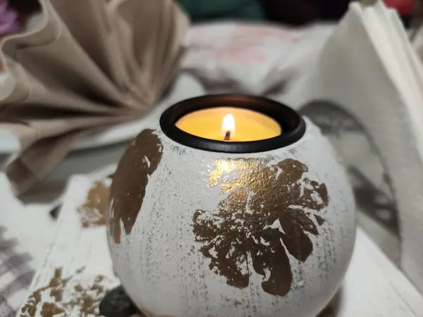 Eine Nahaufnahme Eines Runden Handgefertigten Kerzenständers — Stockfoto