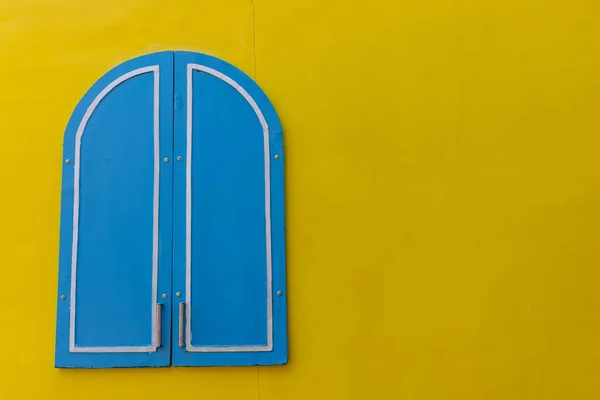 黄色の壁に青い窓の美しい景色 — ストック写真