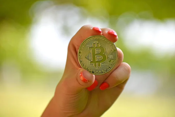 Mão Uma Mulher Segurando Uma Moeda Prata Bitcoin Fundo Borrado — Fotografia de Stock