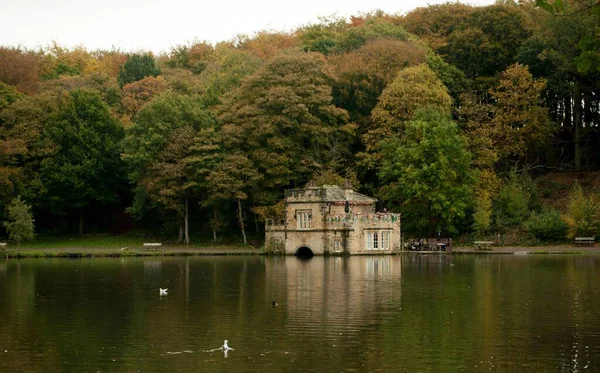 Una Hermosa Vista Una Antigua Casa Lago Con Los Árboles — Foto de Stock