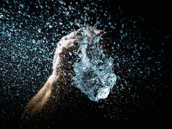 Męska Ręka Rozpryskami Wody Środku — Zdjęcie stockowe