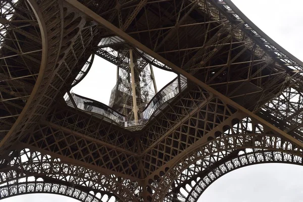 Tiro Ângulo Baixo Famosa Torre Eiffel Paris Contra Céu Nublado — Fotografia de Stock